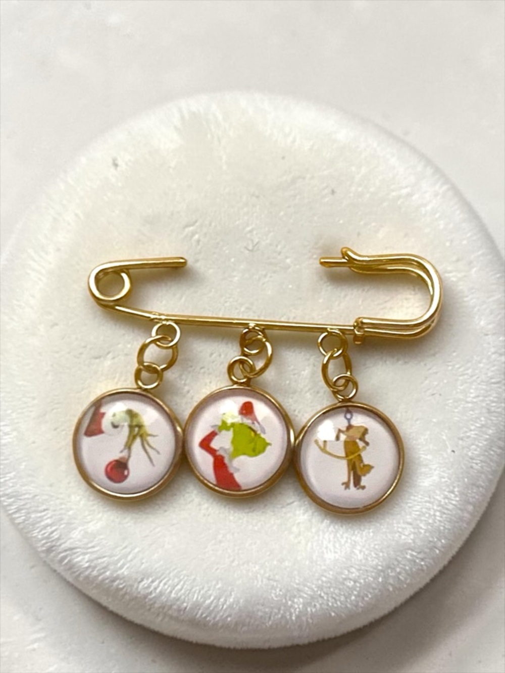 Grinch Alaska Wild Rose Designs Gold 3 Charm Pin. Brooch Handmade. NWT Christmas